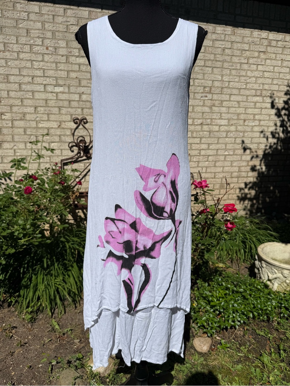 Sleeveless White Maxi Dress with Pink Floral Print
Size M EU40 pre-owned +gift.